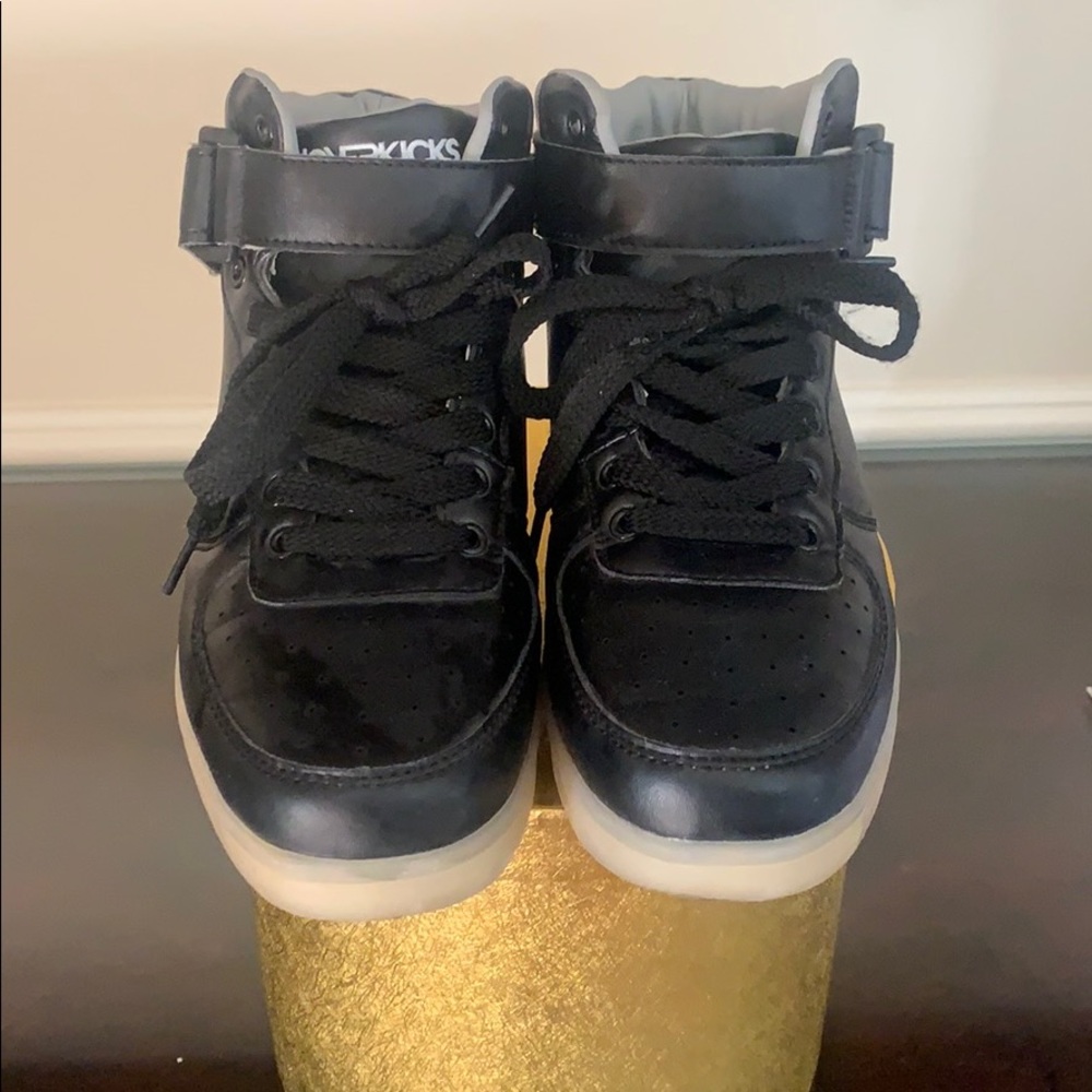Hover kicks sneakers in great condition